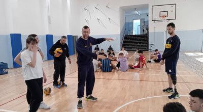 A Macerata il Sitting Volley entra a scuola con campioni e tecnici nazionali