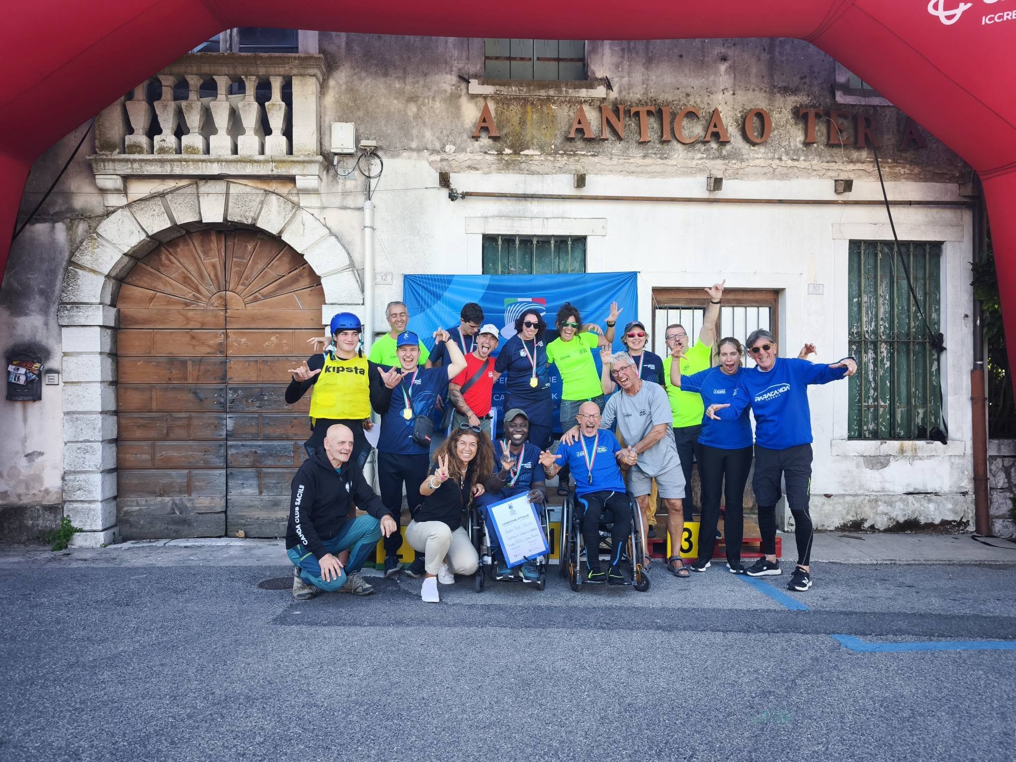 Gruppo partecipante al 45° Trofeo Internazionale Città di Sacile di paracanoa