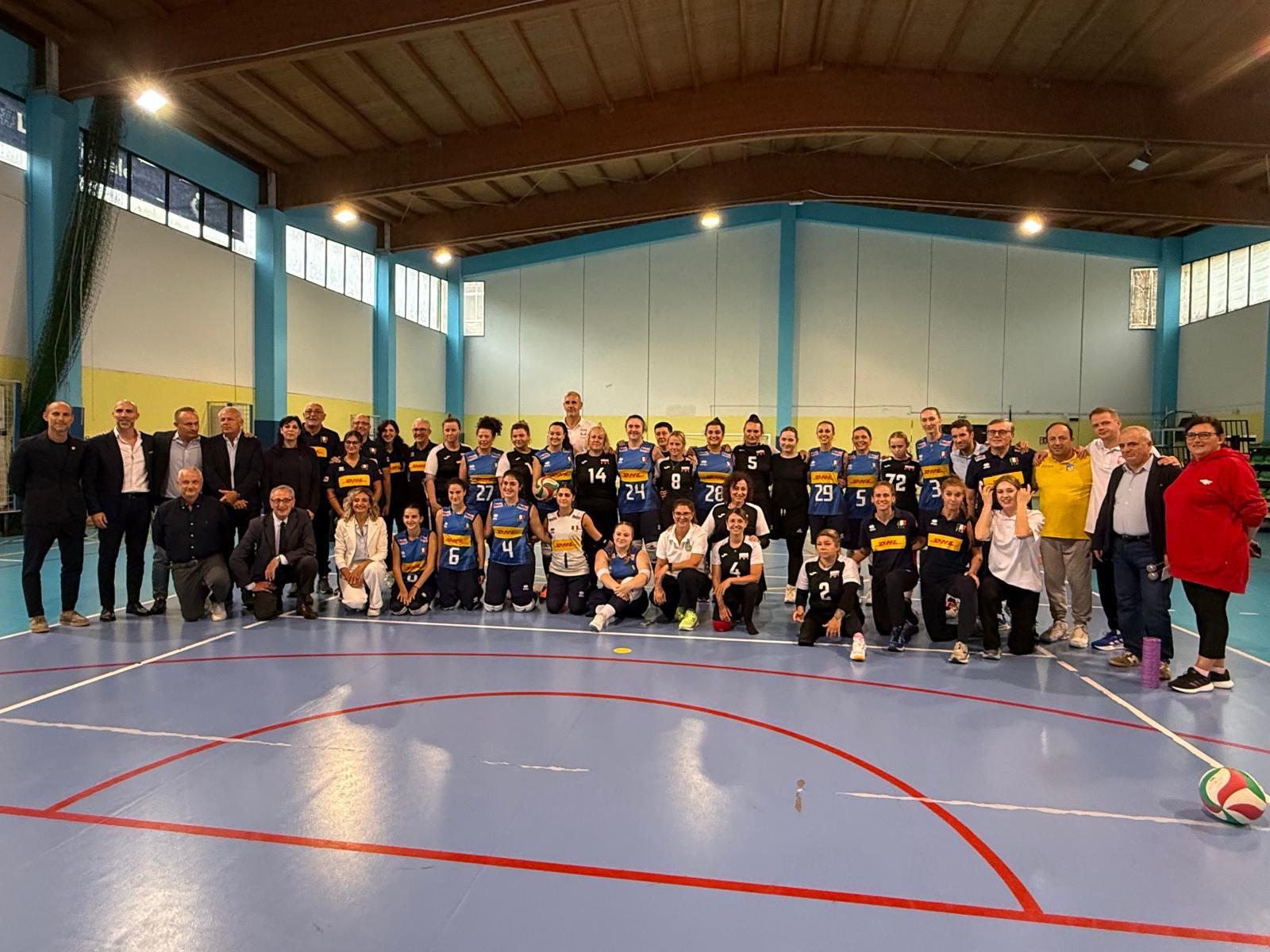 Foto delle atlete delle Nazionali Femminili di Sitting Volley Italiana e Polacca