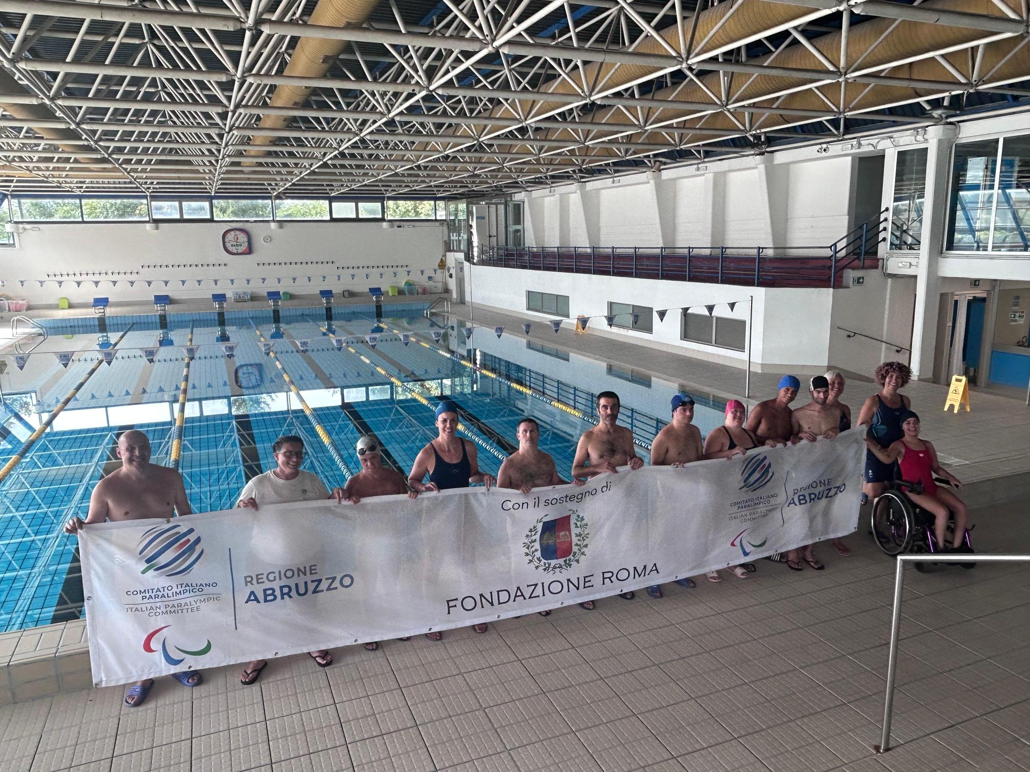 Alcuni partecipanti durante l'attività di nuoto paralimpico