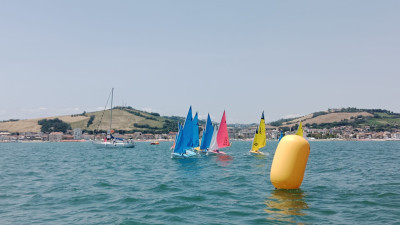 Le coloratissime imbarcazioni Hansa 303 in regata nelle acque antistanti Port...