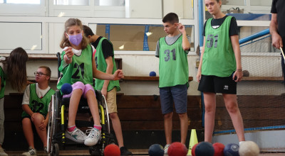 ragazzi che giocano a bocce