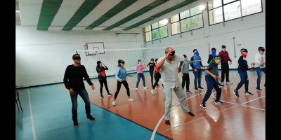 Agitamus: quando i docenti danzano al buio confusi tra gli alunni