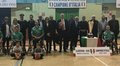 La splendida Coppa consegnata ai vincitori dello scudetto, a troneggiare in m...