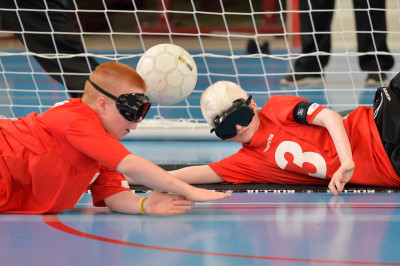 immagine di due bambini che giocano a torball