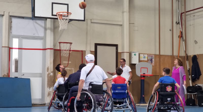 Il basket in carrozzina coinvolge ed entusiasma i bambini dell’ICS di C...