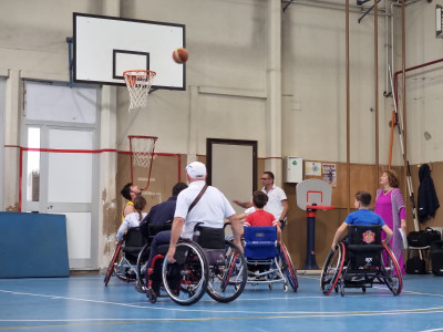 Il basket in carrozzina coinvolge ed entusiasma i bambini dell’ICS di C...