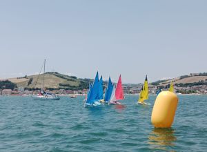 Le coloratissime imbarcazioni Hansa 303 in regata nelle acque antistanti Porto San Giorgio