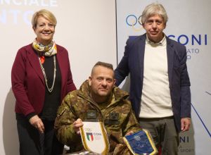 Il Tenente Colonnello Gianfranco Paglia con Paola Mora (Coni Trento) e Massimo Bernardoni (Cip Trento)