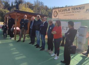 Autorità presenti all'evento di tennis per non vedenti