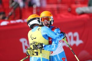 Bertagnolli abbraccia Ravelli dopo aver vinto l'argento in Super G