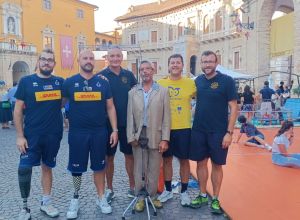 Presidente Savoiardi con gli atleti del Sitting Volley 