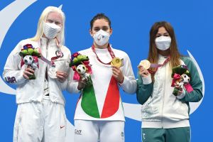 Nuoto GILLI ORO 4 100 donne PhBizzi  CIP  ABI_9659