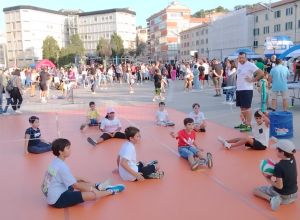 Prove di sitting volley in Piazza Pertini