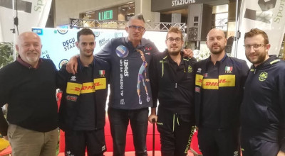 Gli atleti della Scuola di Pallavolo Fermana insieme ad Andrea Lucchetta per ...