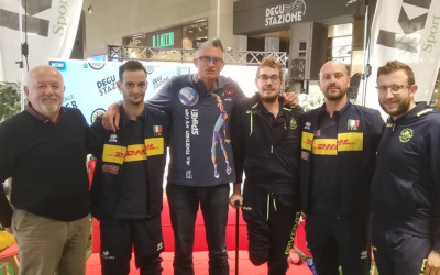 Gli atleti della Scuola di Pallavolo Fermana insieme ad Andrea Lucchetta per ...
