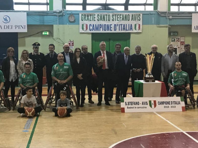 La splendida Coppa consegnata ai vincitori dello scudetto, a troneggiare in m...