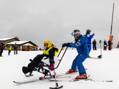 Campus invernali maestro e allieva su monosci