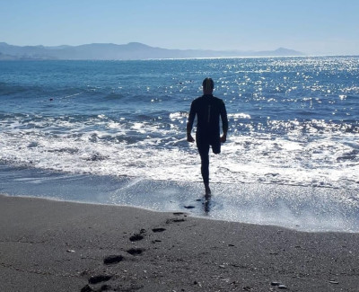 Da Varazze a Voltri a nuoto senza una gamba per i diritti dei disabili: prose...