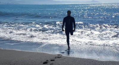 Da Varazze a Voltri a nuoto senza una gamba per i diritti dei disabili: prose...