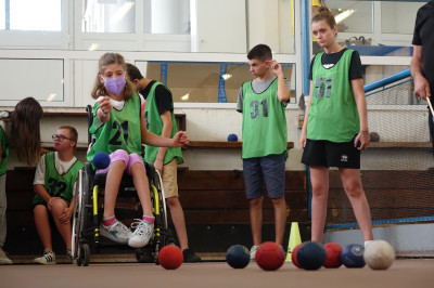 ragazzi che giocano a bocce