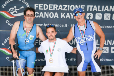 PARACANOA - Suona il Mameli per Francesco Vallon. Campione Italiano Senior K...