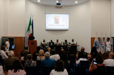 Canottaggio: presso il Circolo della Marina di Sabaudia, il saluto della squa...