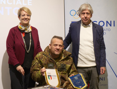 Il Tenente Colonnello Gianfranco Paglia con Paola Mora (Coni Trento) e Massimo Bernardoni (Cip Trento) Il Tenente Colonnello Gianfranco Paglia con Paola Mora (Coni Trento) e Massim...