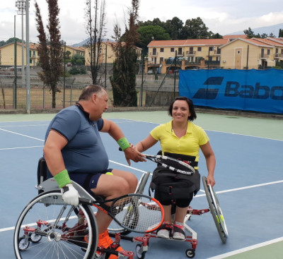 TENNIS IN CARROZZINA – Fabio Vida sul secondo gradino più alto d...
