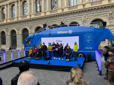Atleti paralimpici sul truck allianz