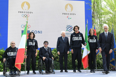Mattarella consegna la bandiera agli alfieri paralimpici Sabatini e Mazzone: ...