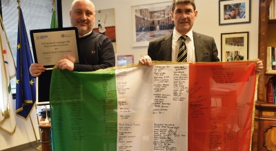 Il Tricolore torna a casa: Fabio Gelsomini riconsegna la bandiera al Presiden...