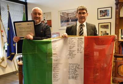 Il Tricolore torna a casa: Fabio Gelsomini riconsegna la bandiera al Presiden...