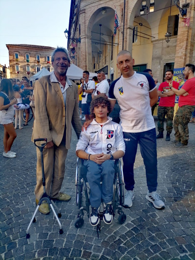 Buon Campionato a Fermo - Presidente Luca Savoiardi e atleta paralimpico Michele Massa Buon Campionato a Fermo - Presidente Luca Savoiardi e atleta paralimpico Mich...
