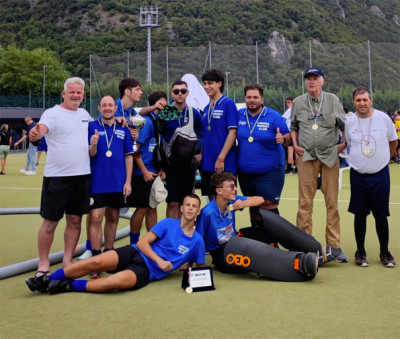 In alto da sin: Buzali Altin (accompagnatore), Volpi Riccardo, Canay Flavio, Serra Luca, Suriano Baldassare, Papaleo Gabriele, Pavone Vittorio, Carlo Colla (Allenatore), Bencardino Pierpaolo (Dirigente). In basso da sin.: Buzali Endri e Caramanna Thomas In alto da sin: Buzali Altin (accompagnatore), Volpi Riccardo, Canay Flavio, ...
