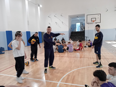 A Macerata il Sitting Volley entra a scuola con campioni e tecnici nazionali