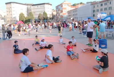 Prove di sitting volley in Piazza Pertini Prove di sitting volley in Piazza Pertini
